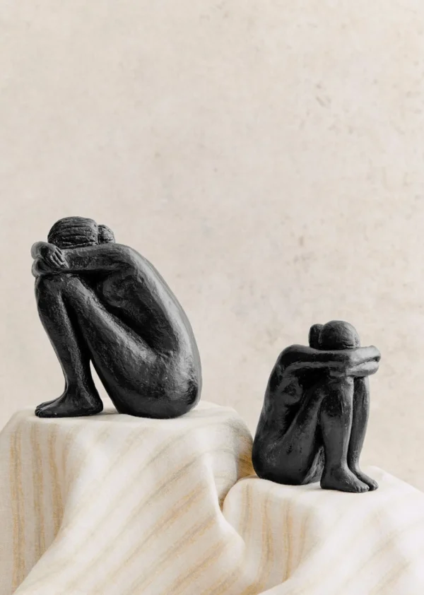 Sezane Skulptur Guénolée Courcoux - Sitzende Frau Großes Modell< Gastkünstlerinnen